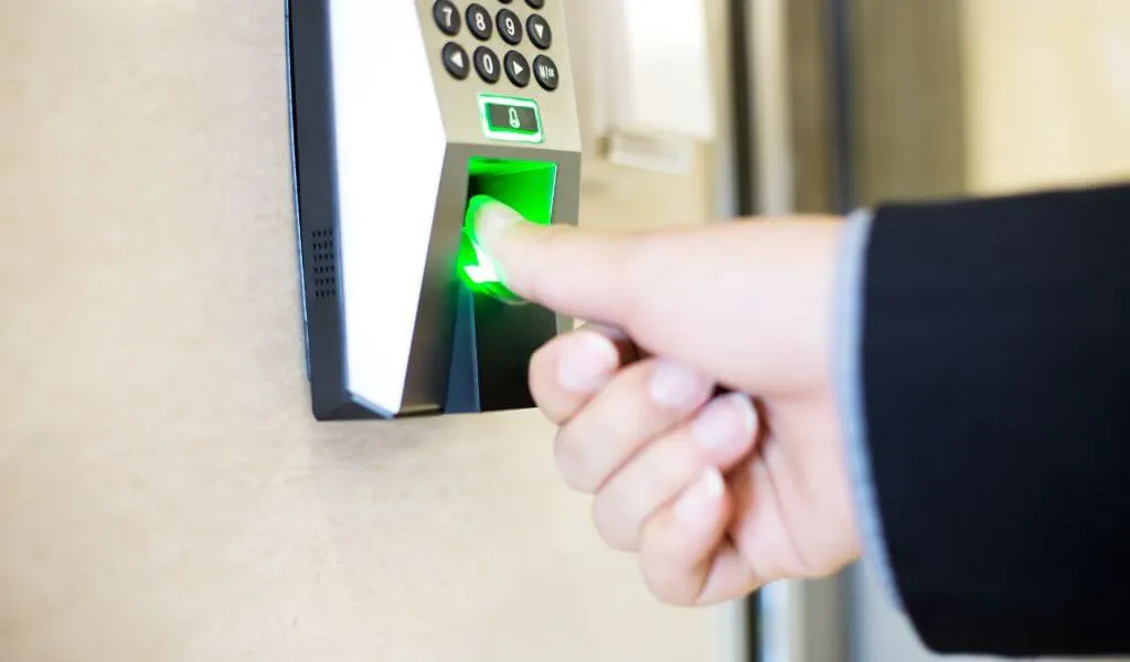 Key cutting machine in action